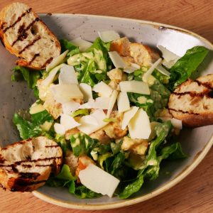 CAESAR E POLLO SALAD