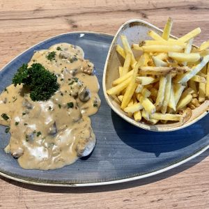 JÄGERSCHNITZEL MIT BEILAGE