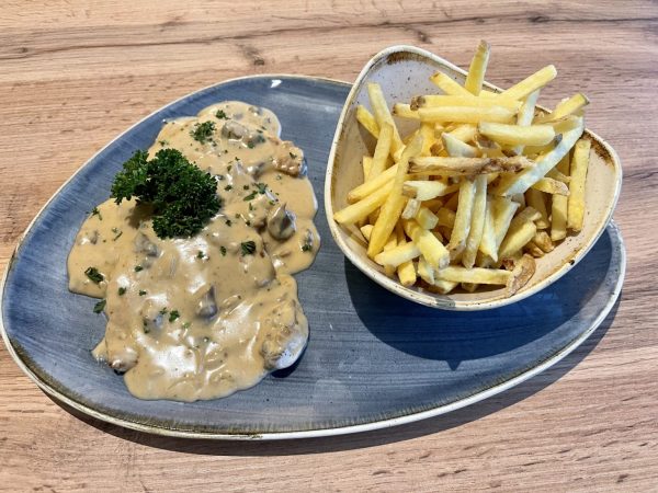 JÄGERSCHNITZEL MIT BEILAGE