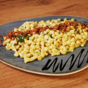 KÄSESPÄTZLE MIT BEILAGENSALAT